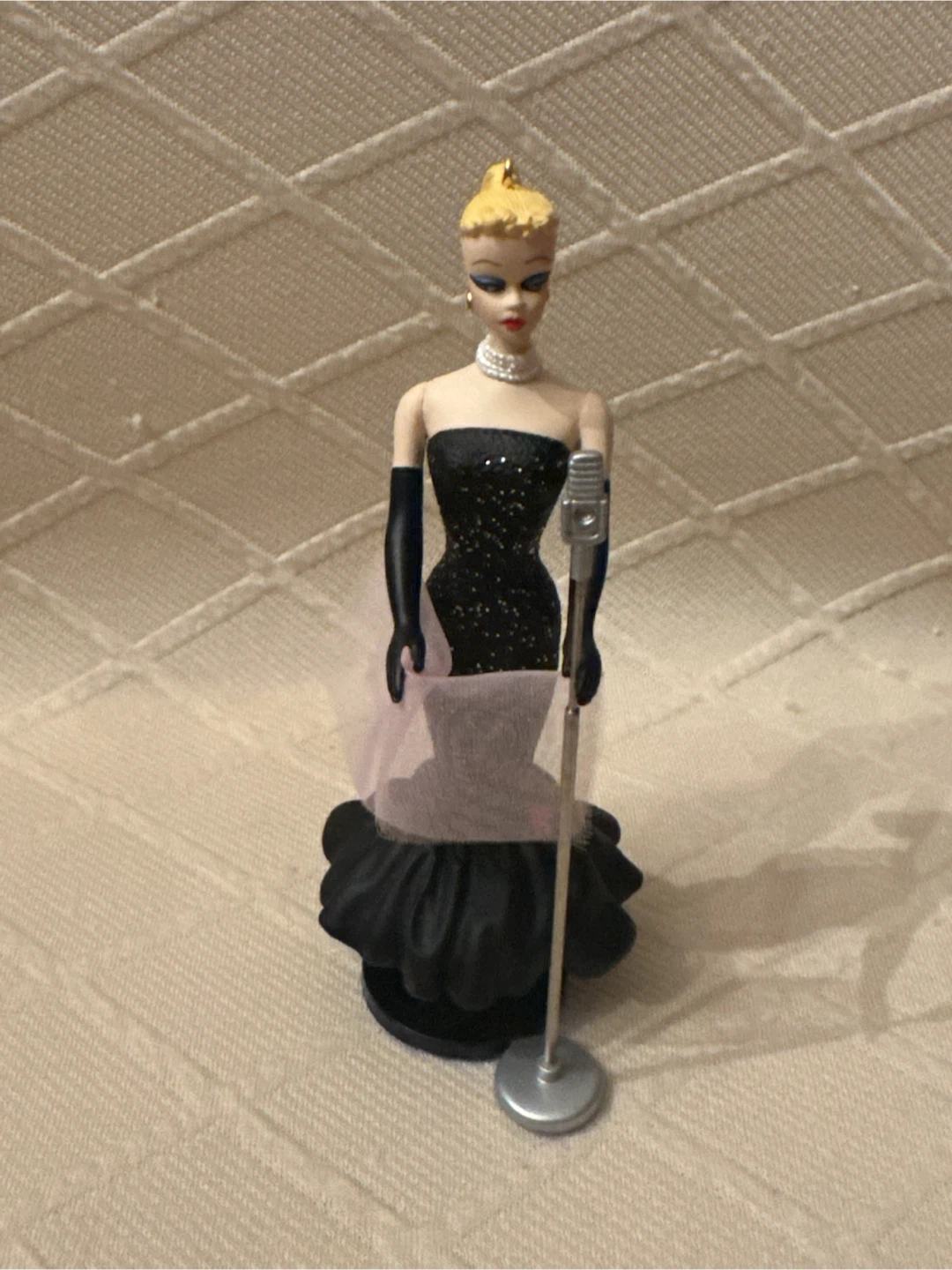 Barbie "Solo in the Spotlight" Collector's Series Ornament - photo 2