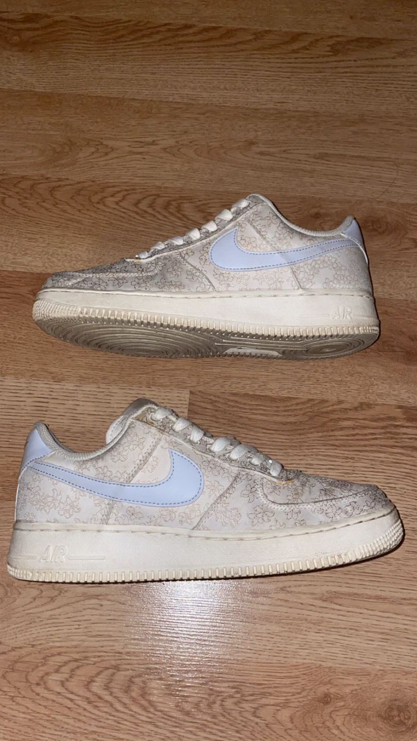 Size 9.5 women’s af1 15$