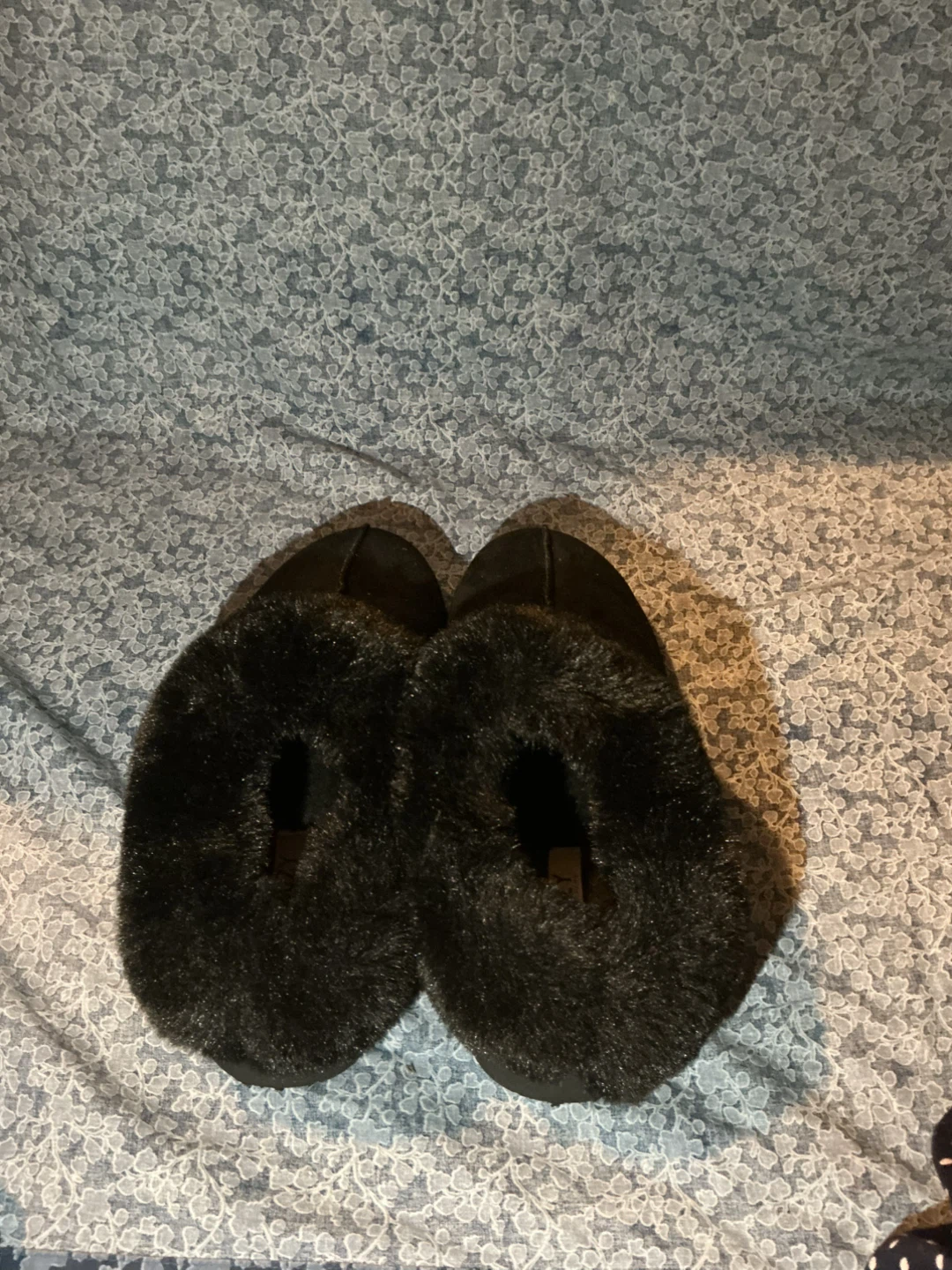 Suzy Shier Black Faux Fur Slippers
