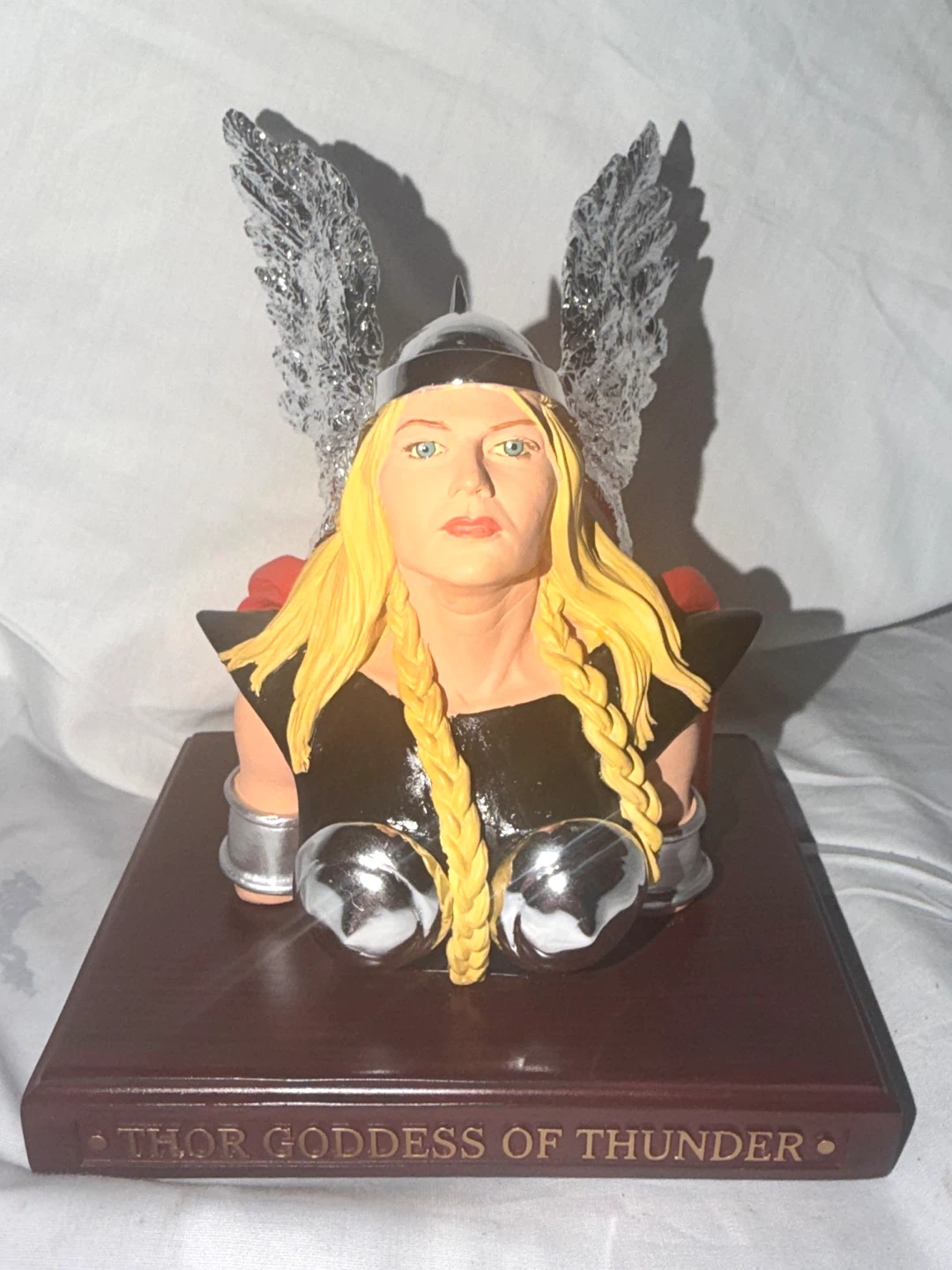 Earth X Thor Goddess of Thunder Limited Edition Resin Bust - photo 2