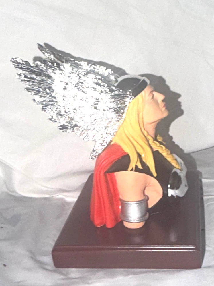 Earth X Thor Goddess of Thunder Limited Edition Resin Bust - photo 3