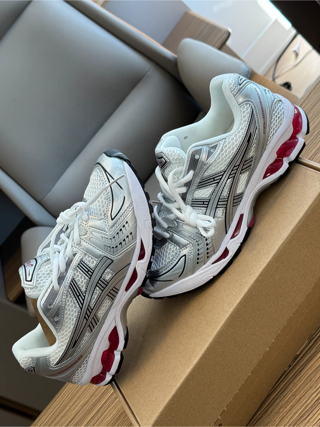 Asics Gel-Kayano 14 Baskets Argentées et Rouges
