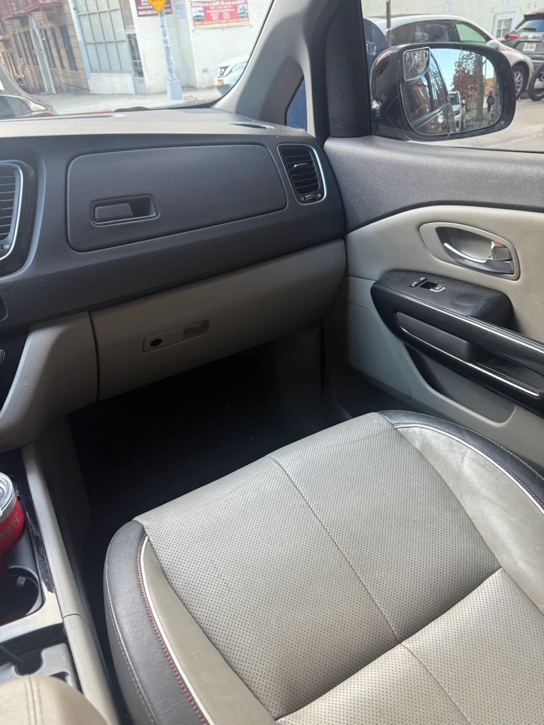 Kia Sedona Minivan - photo 2