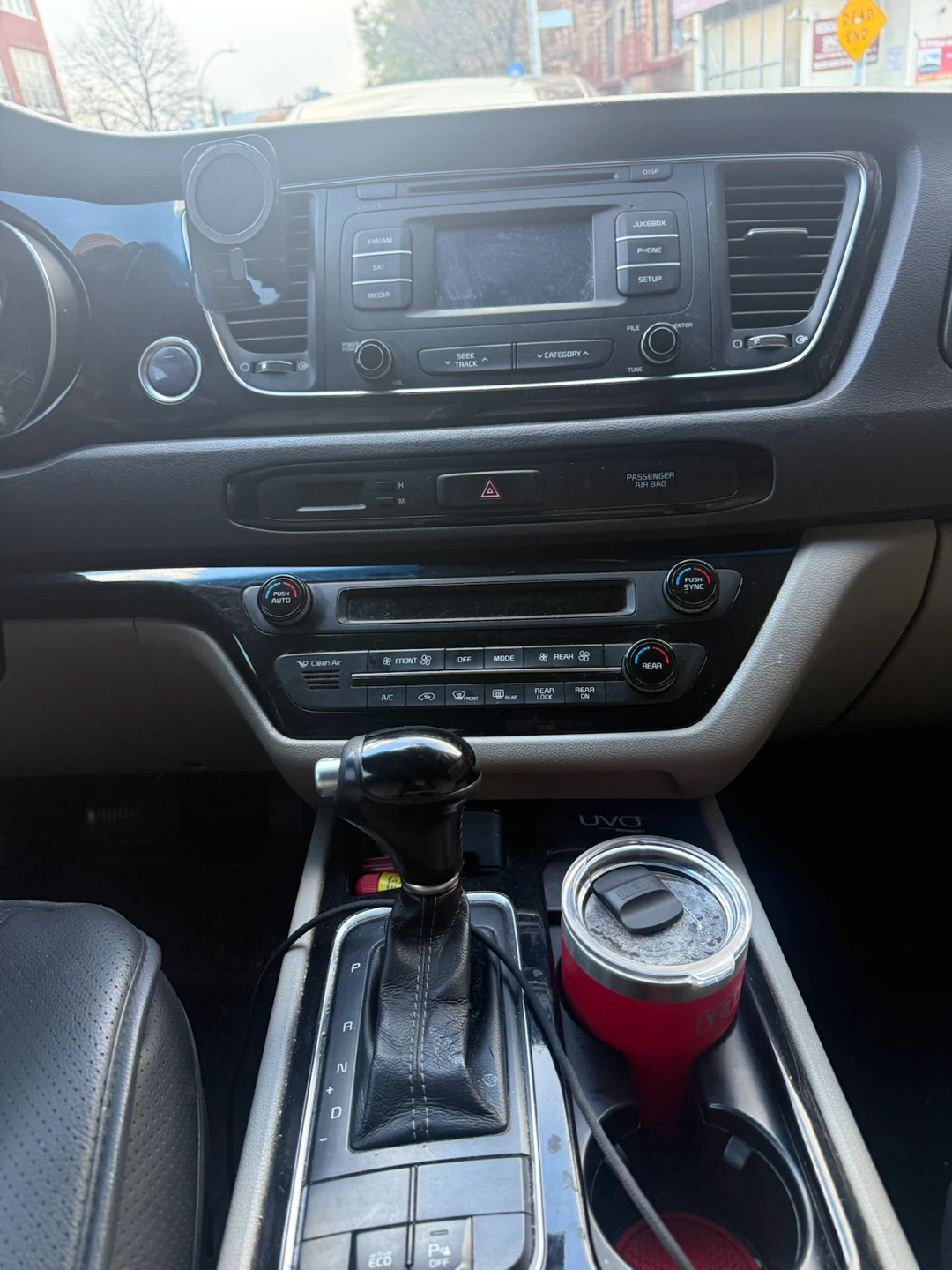 Kia Sedona Minivan - photo 3