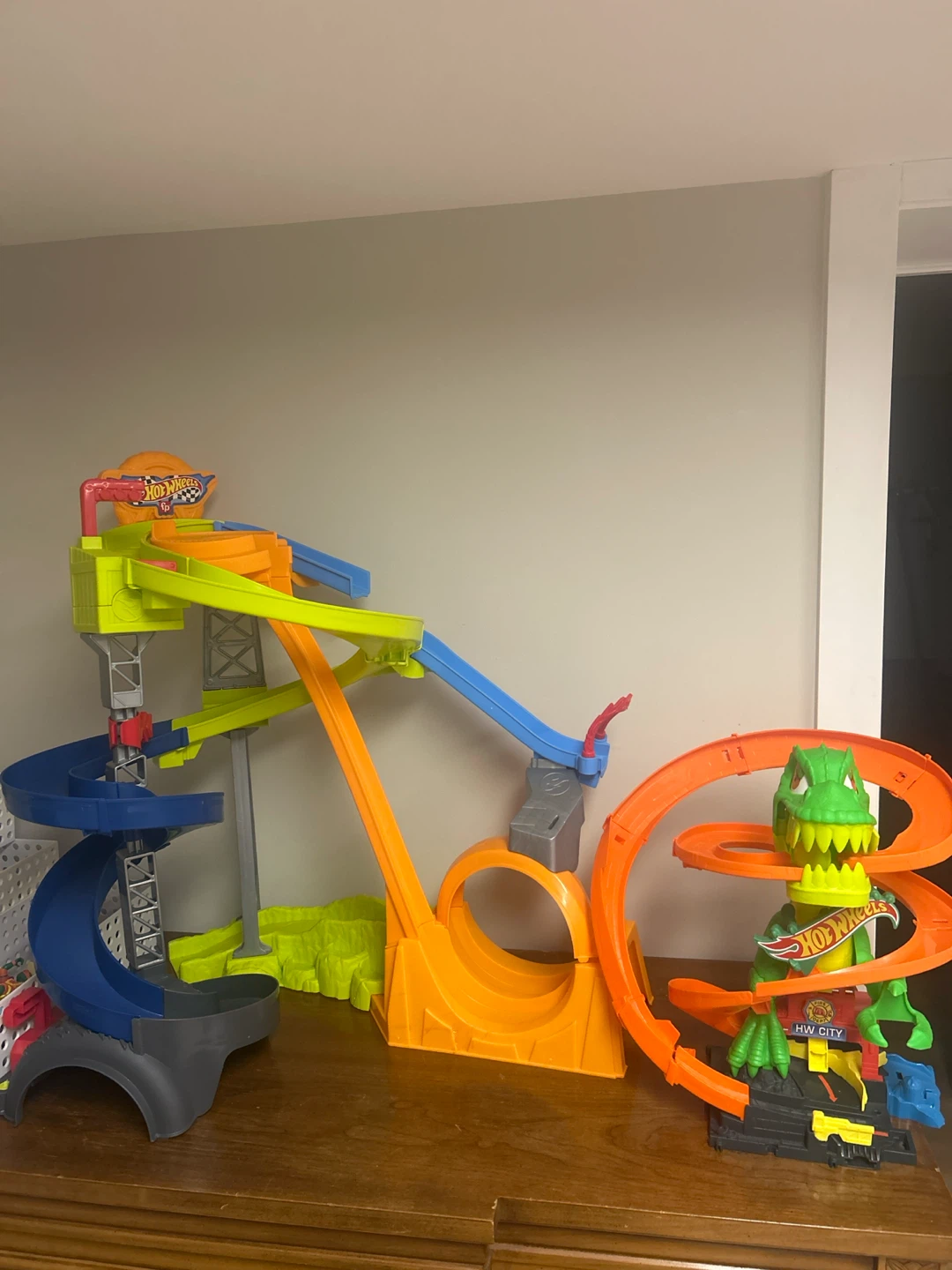 Hot Wheels City Dinosaur & Track Set
