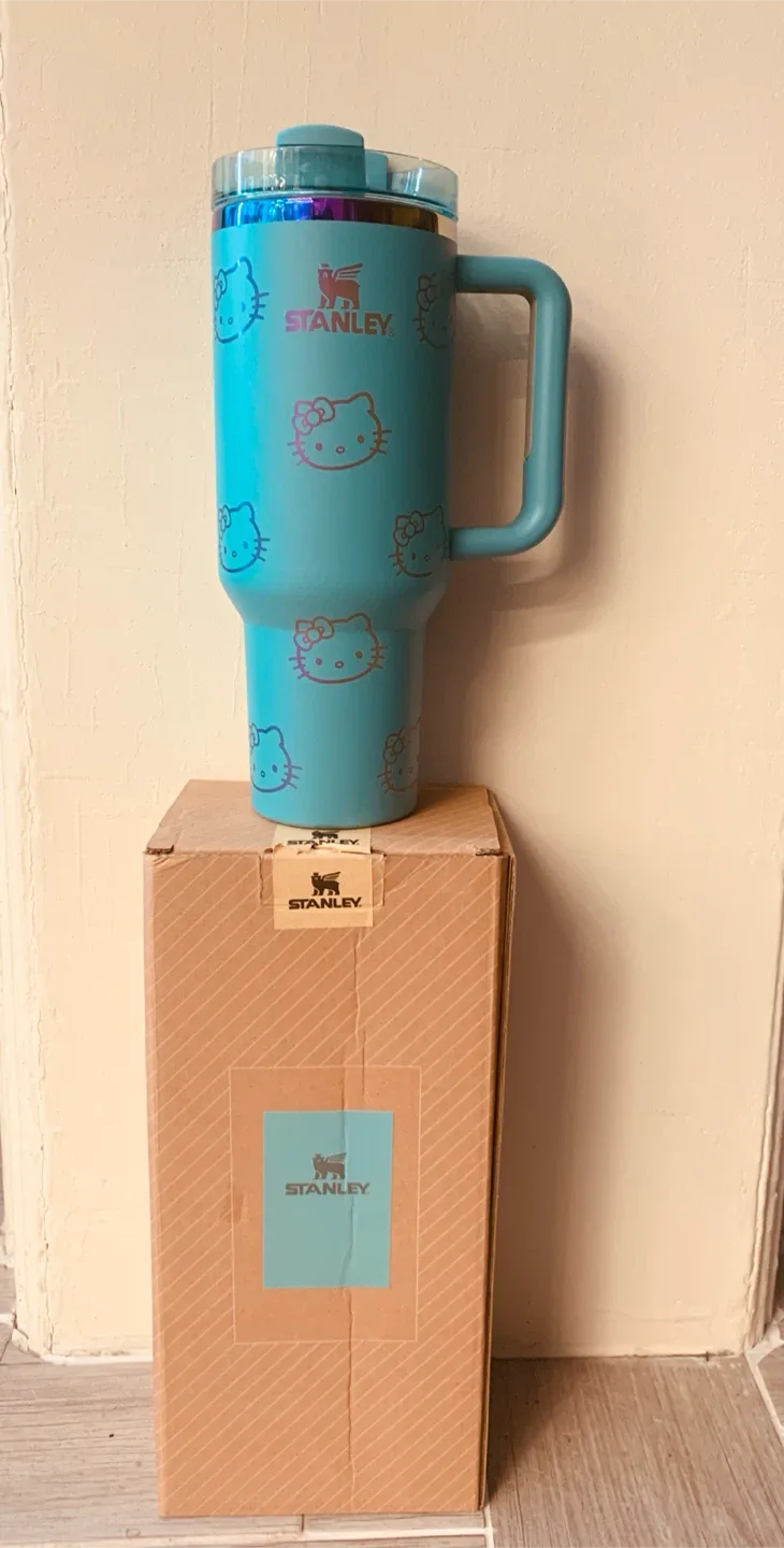Super cute 40oz Hello Kitty tumbler