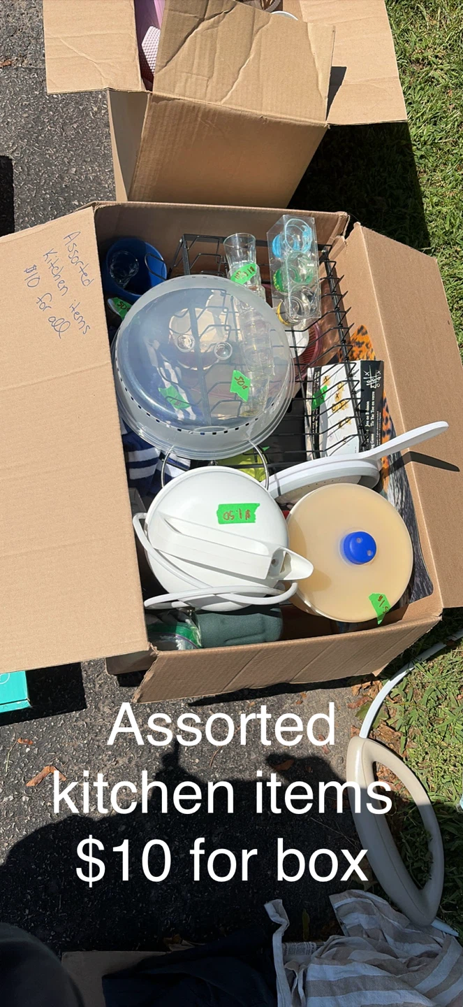 Assorted kitchen items