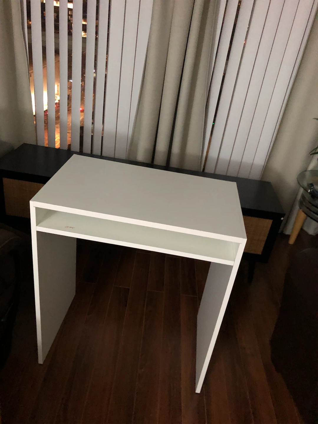 White low desk with shelf - photo 2