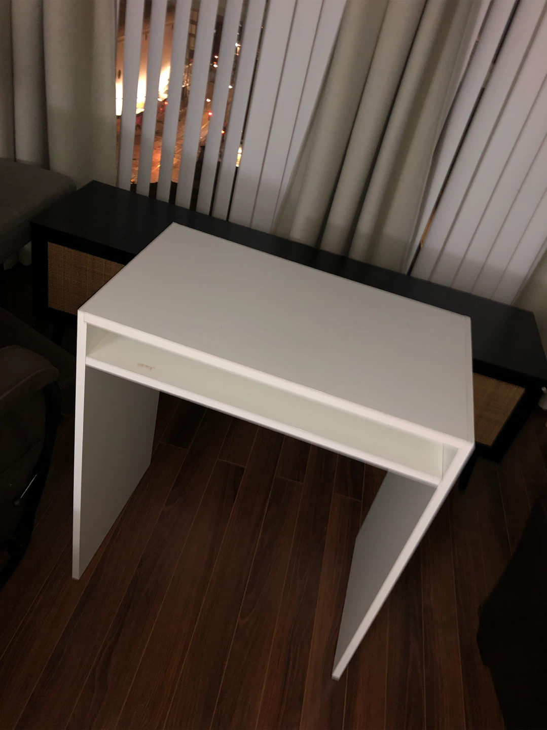 White low desk with shelf - photo 4