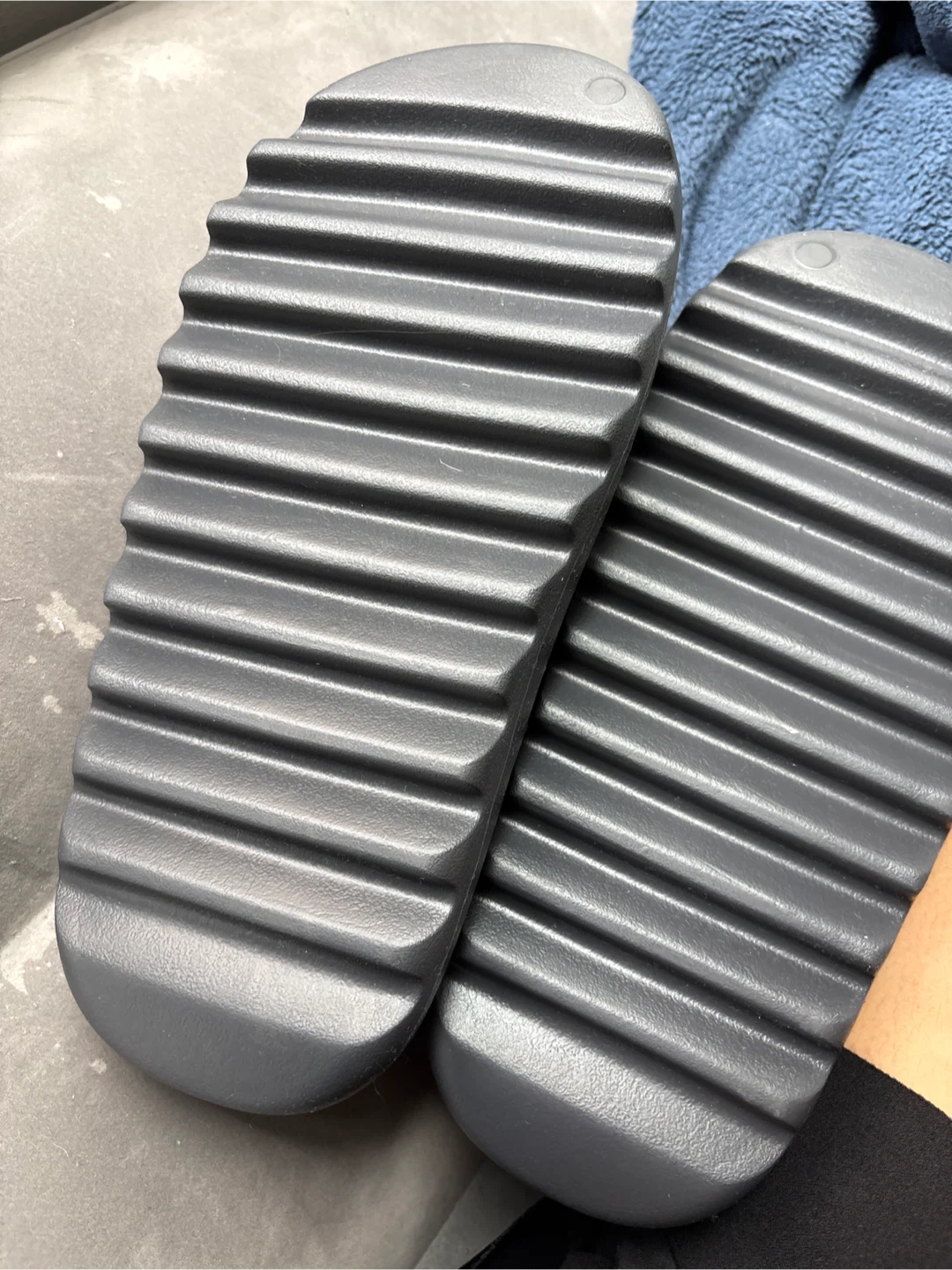 Adidas Yeezy Slide Slate Grey Size 8 - photo 2