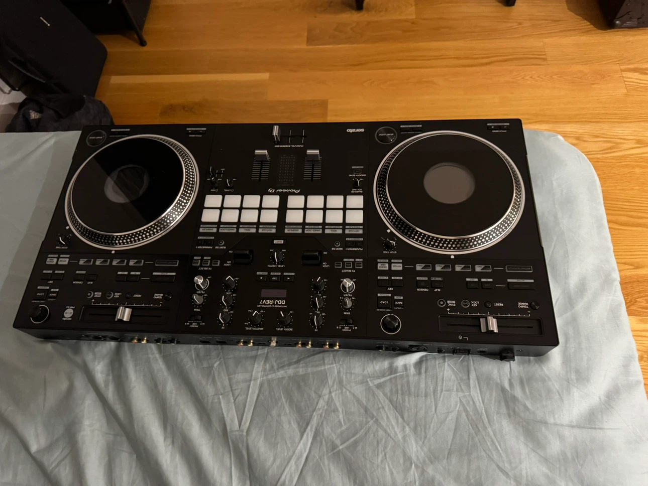 Pioneer DJ DDJ-REV7 Controller - photo 5