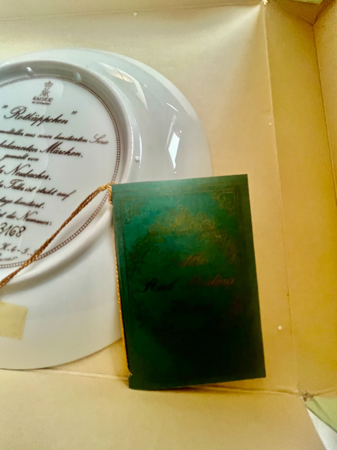 Kaiser Porcelain Rotkäppchen Collector Plate - photo 3