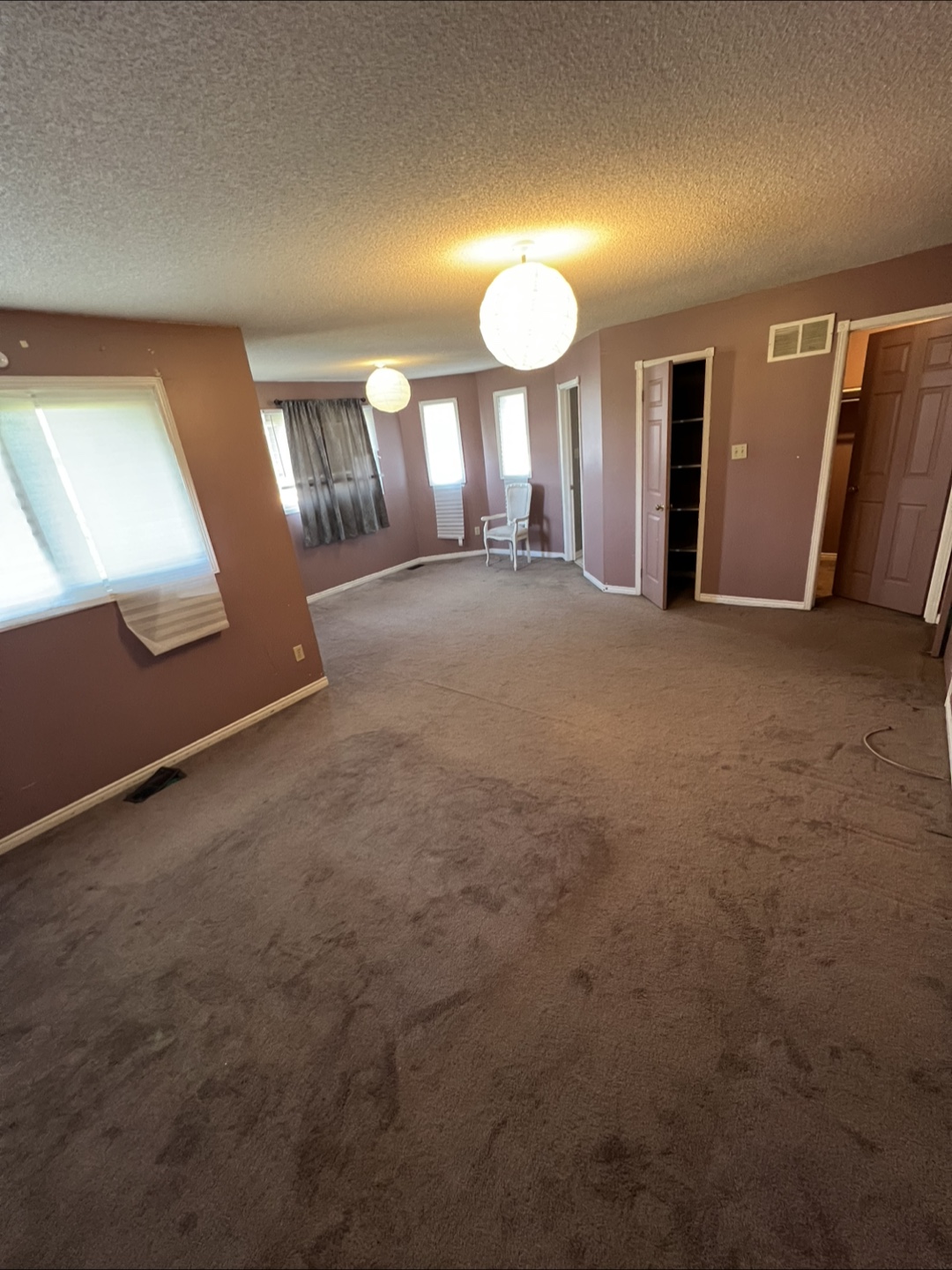 Room for Rent in Upper Level House Available Dixe/Queen