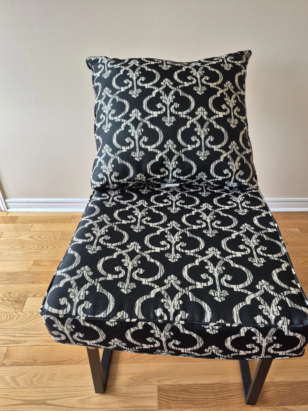 4 units by Black and white patterned patio cushions - photo 2