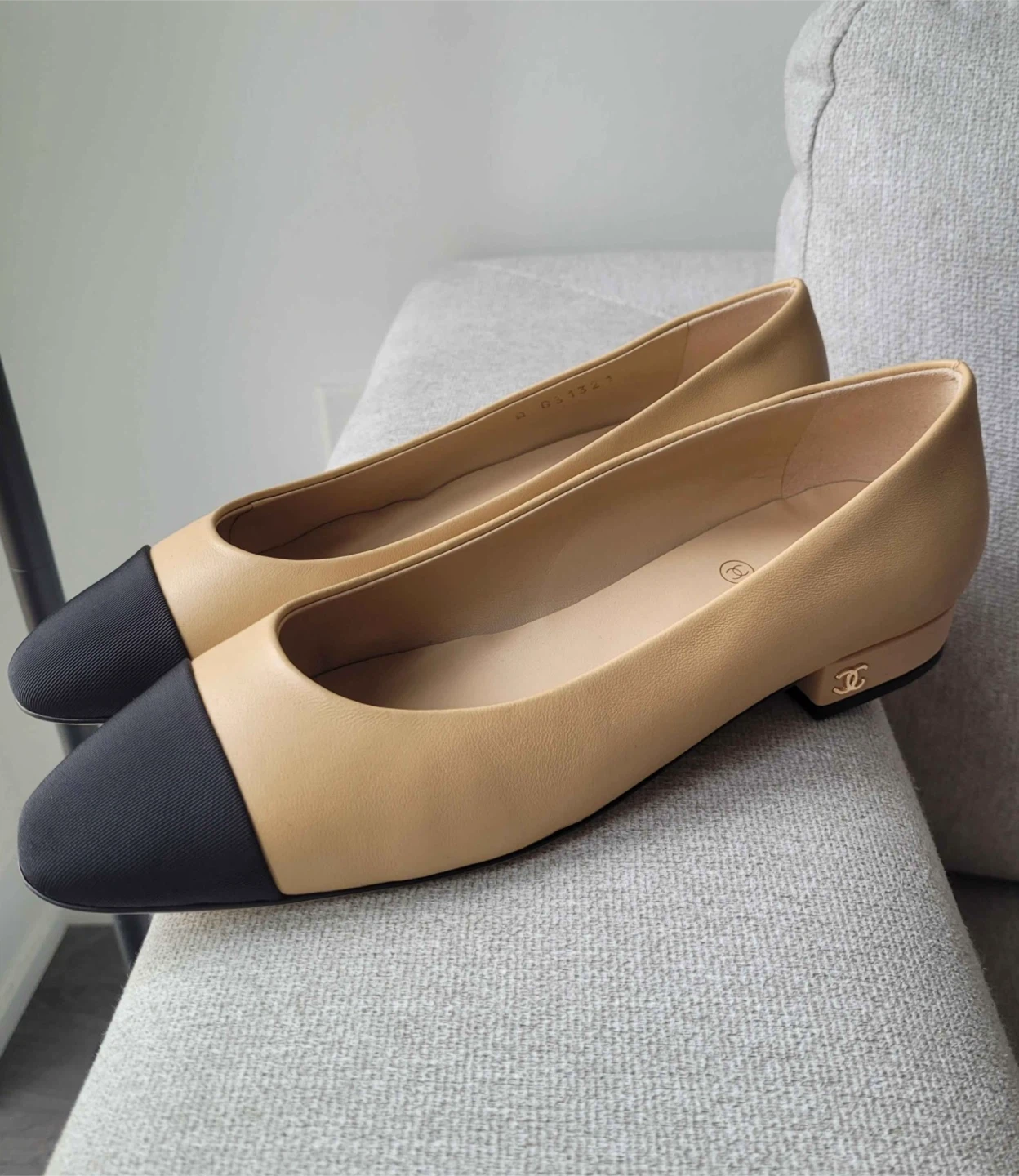 Chanel Beige and Black Leather Ballet Flats - photo 2