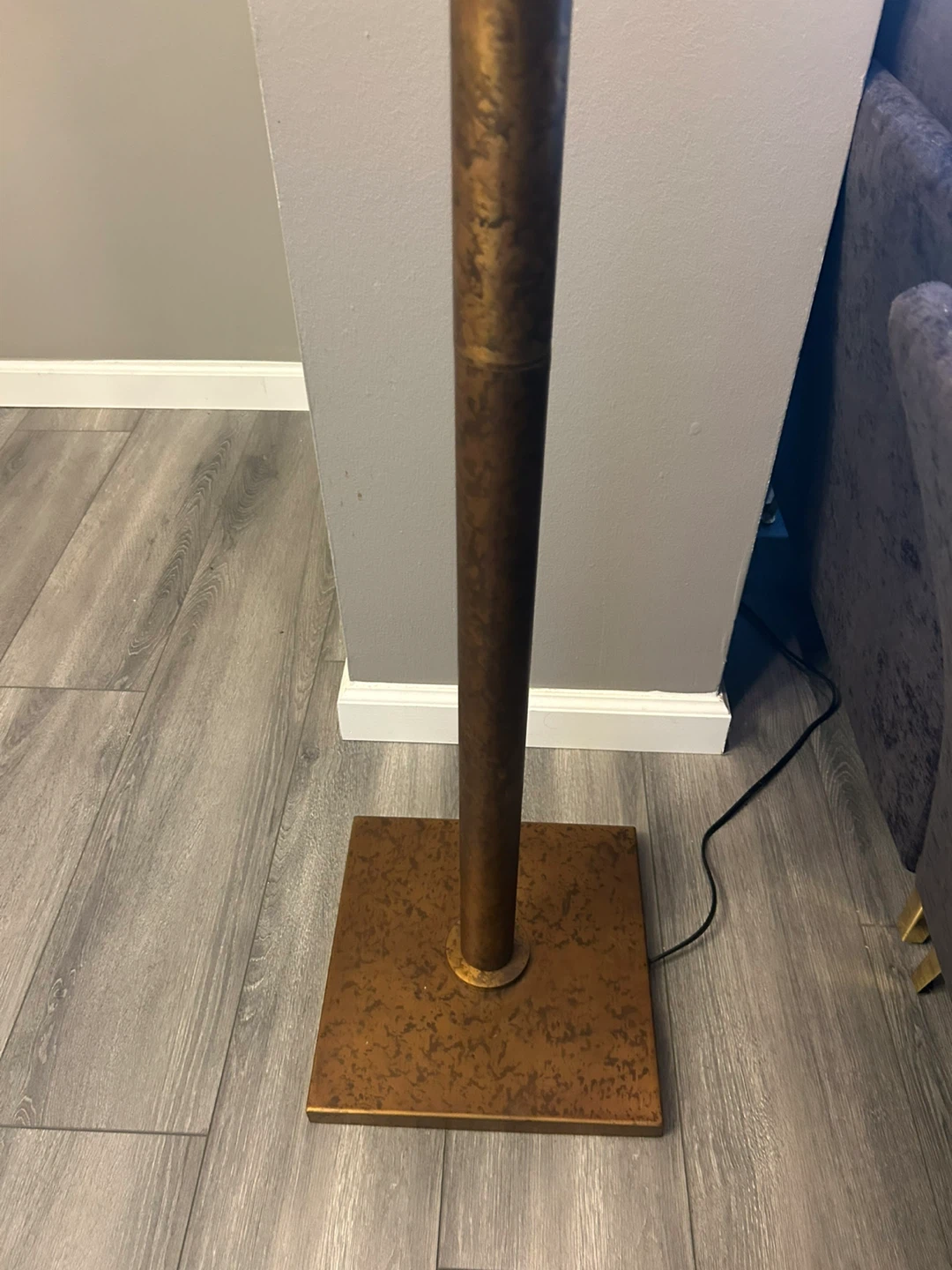 Style Bronze Floor Lamp – Excellent Condition Pick up only