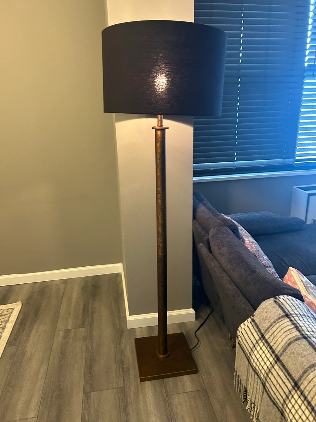Style Bronze Floor Lamp – Excellent Condition Pick up only - photo 3
