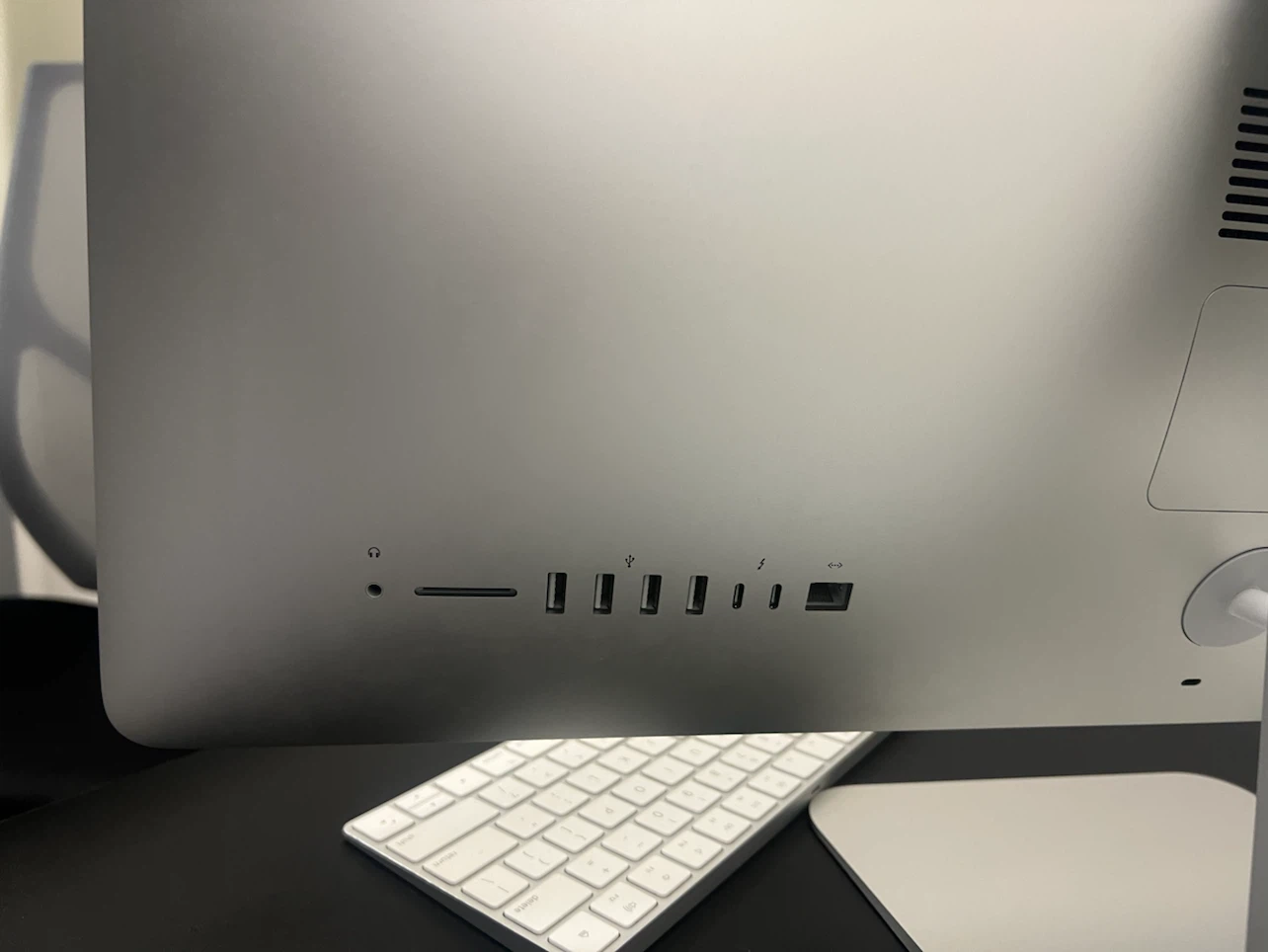 iMac 27” 5K (2019) 1TB + Magic Keyboard & Mouse - photo 3