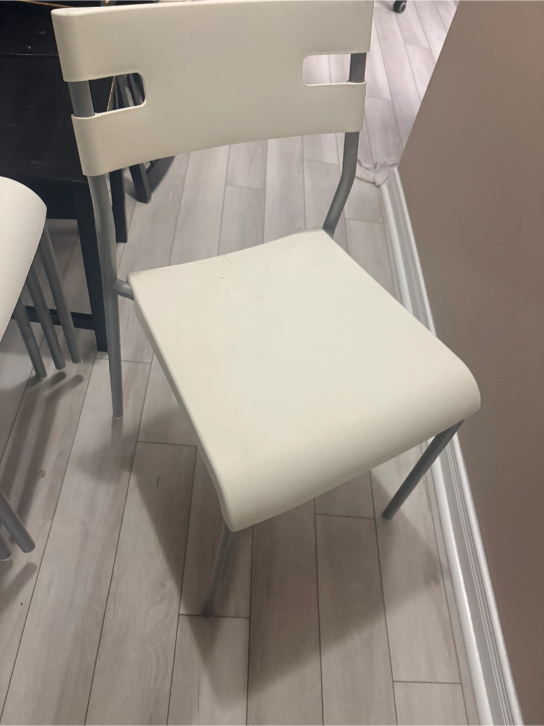 2 sets of chairs, 4 white plastic and 3 black wooden - photo 2