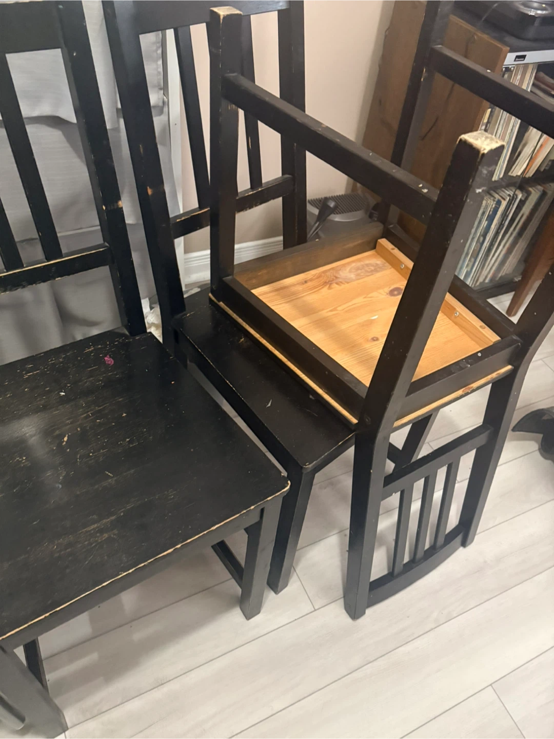 2 sets of chairs, 4 white plastic and 3 black wooden - photo 3