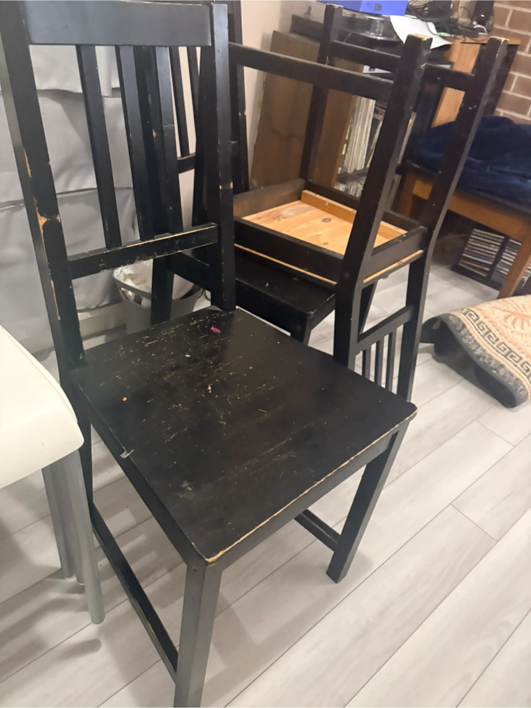 2 sets of chairs, 4 white plastic and 3 black wooden - photo 4