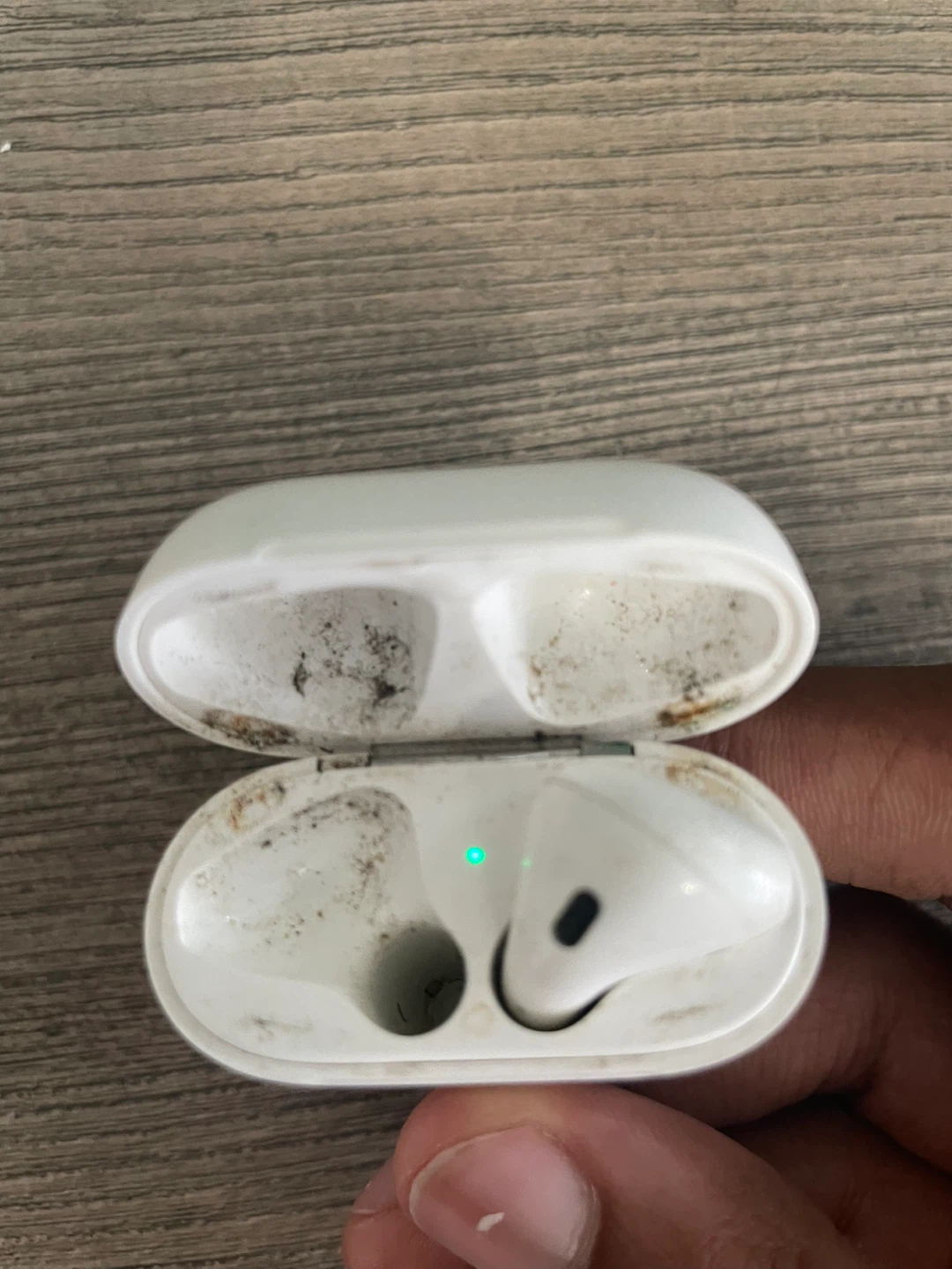 Apple AirPods Charging Case - photo 3