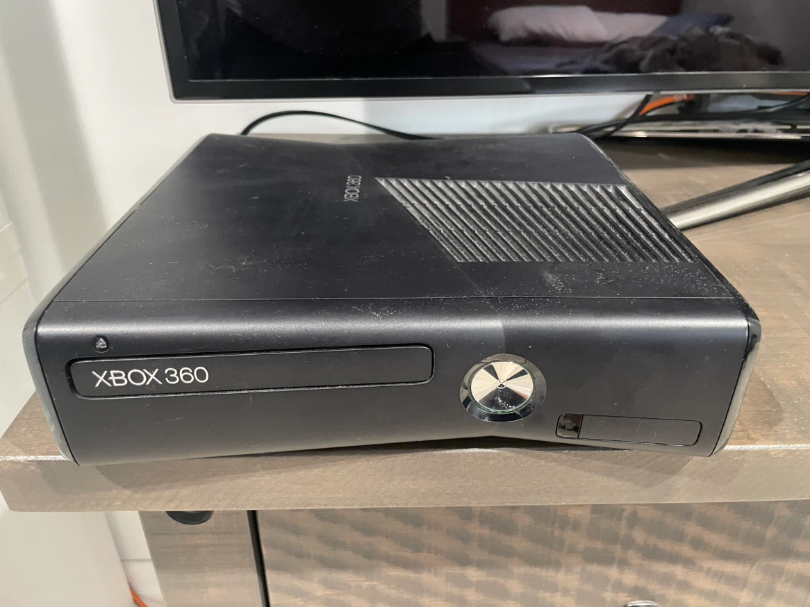 Xbox 360 Console with controller and 5 Games