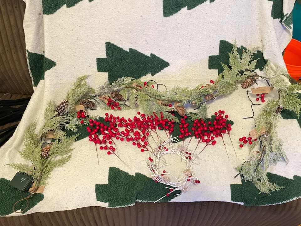 Holiday cranberry Garland and decor set - photo 3