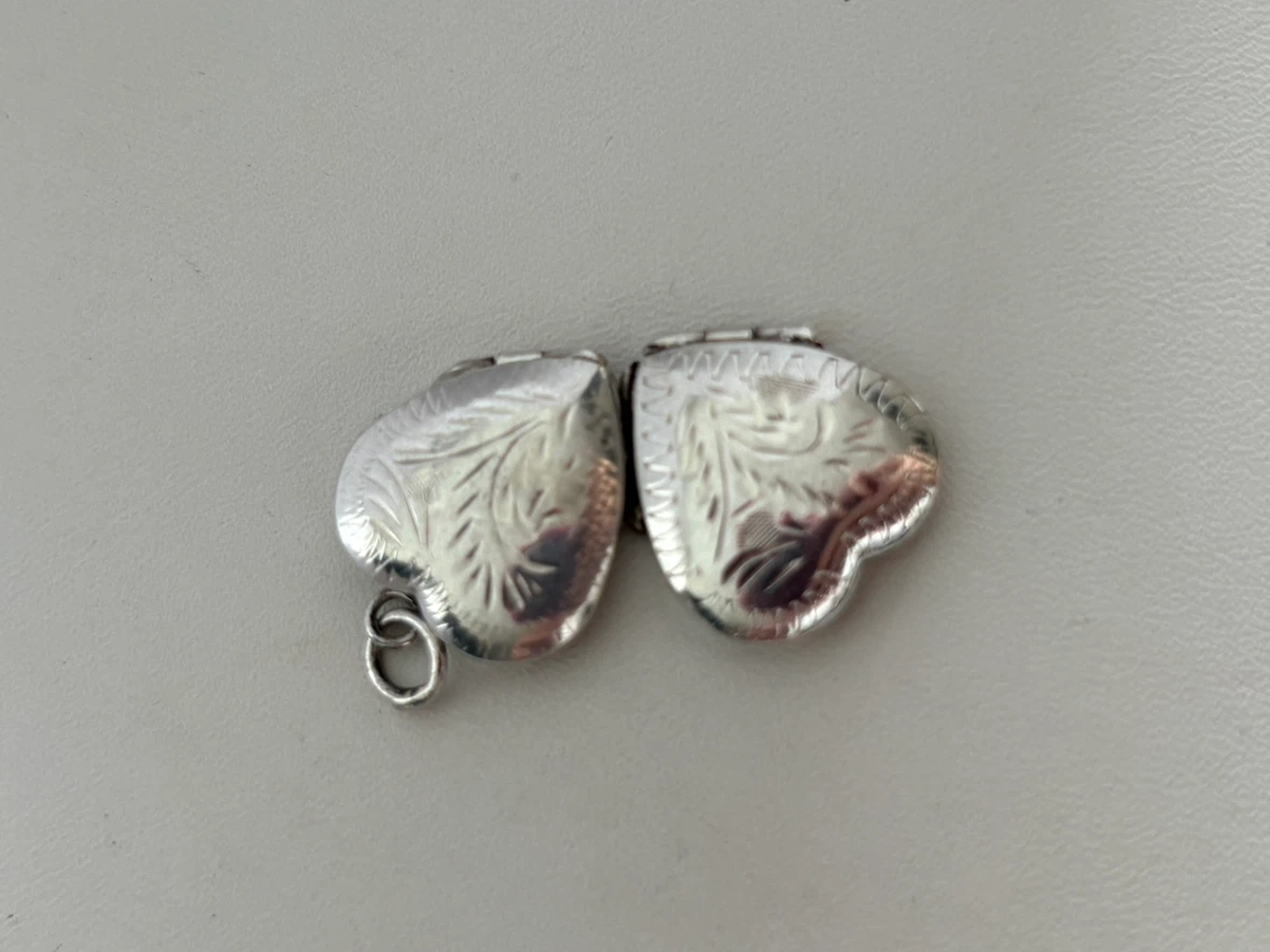 Vintage Sterling Silver Heart Locket for 4 photos - photo 5