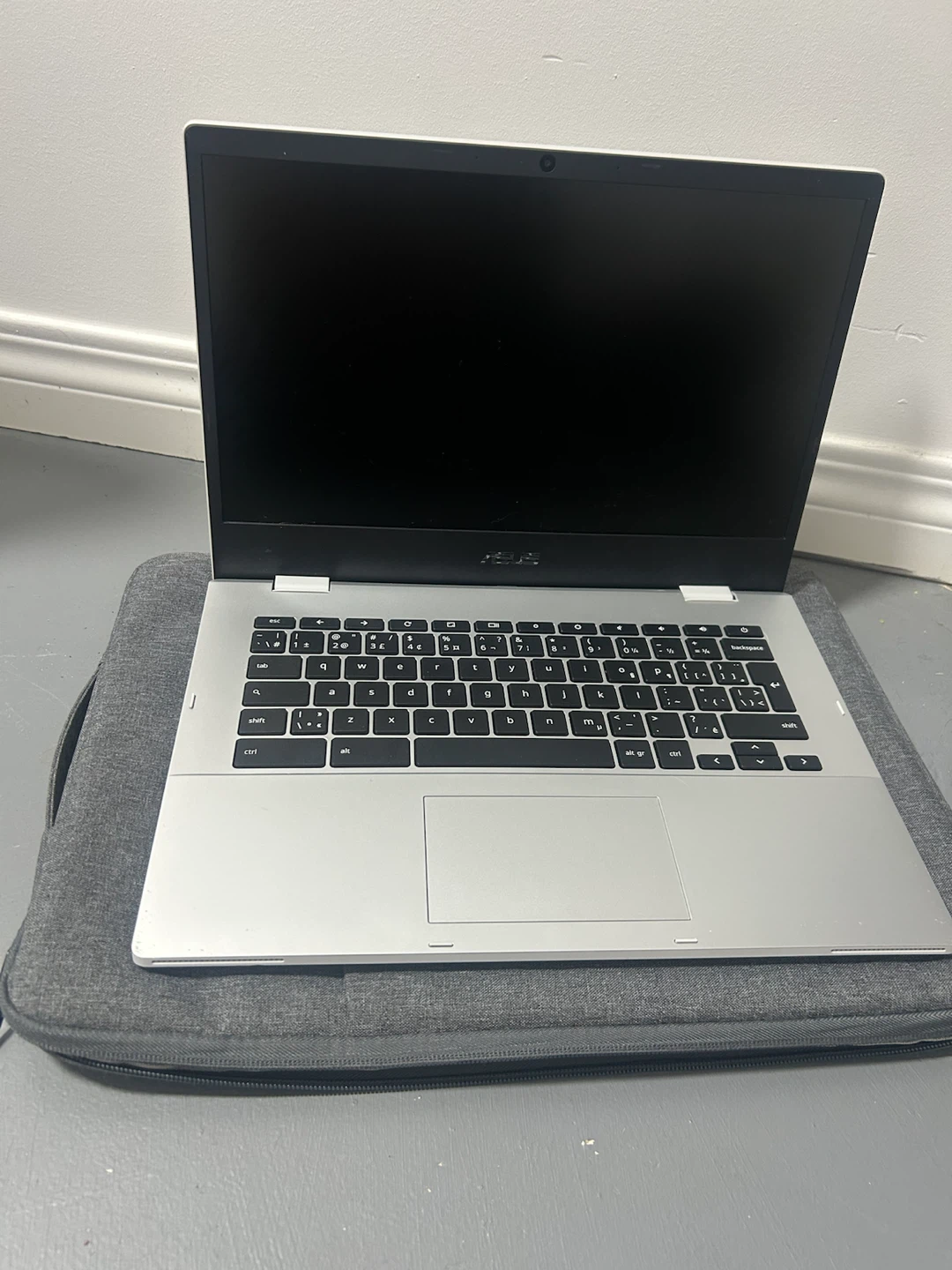 ASUS Chromebook with Bag - photo 2