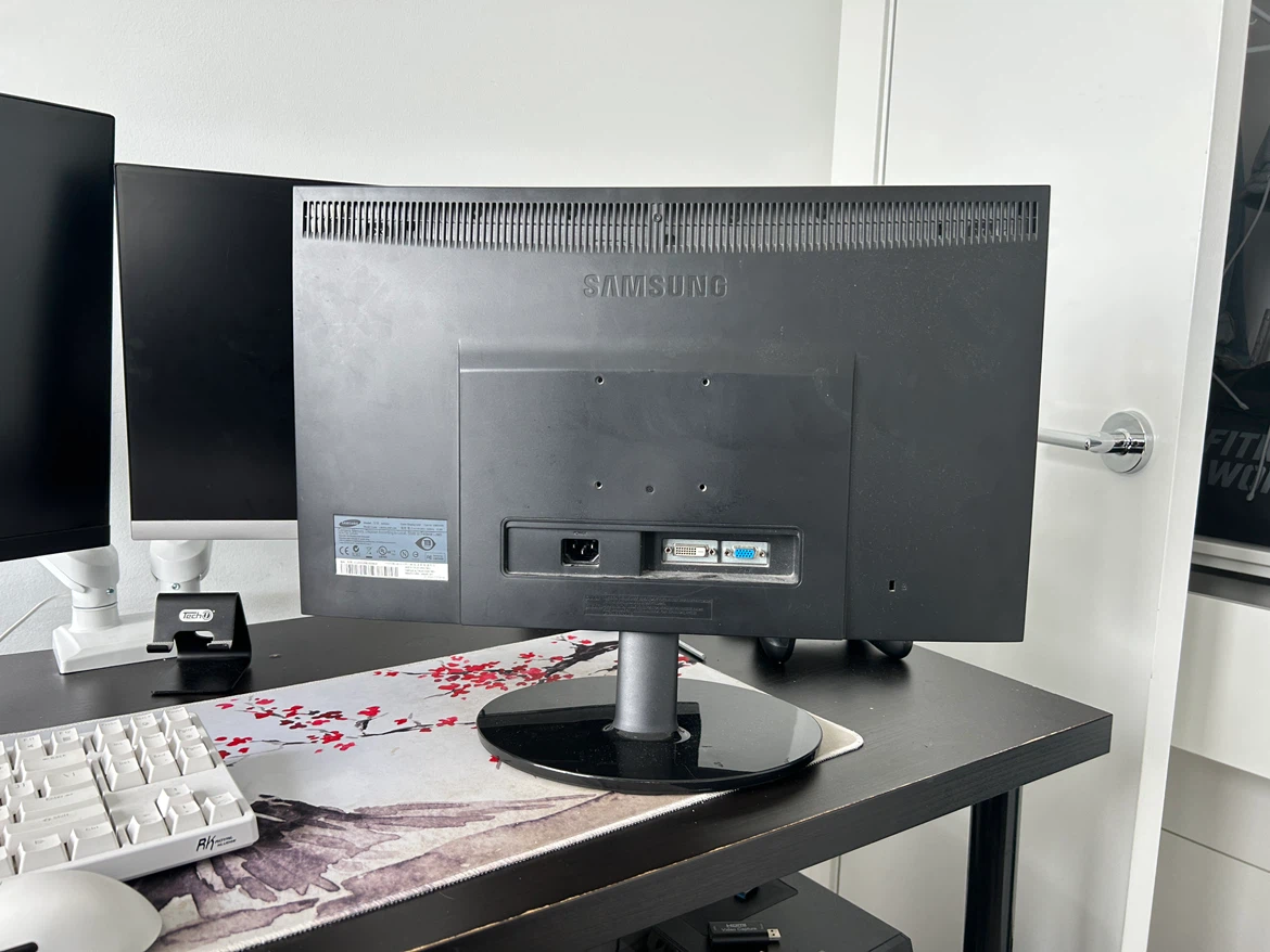 Samsung SyncMaster E2320 Monitor - photo 2