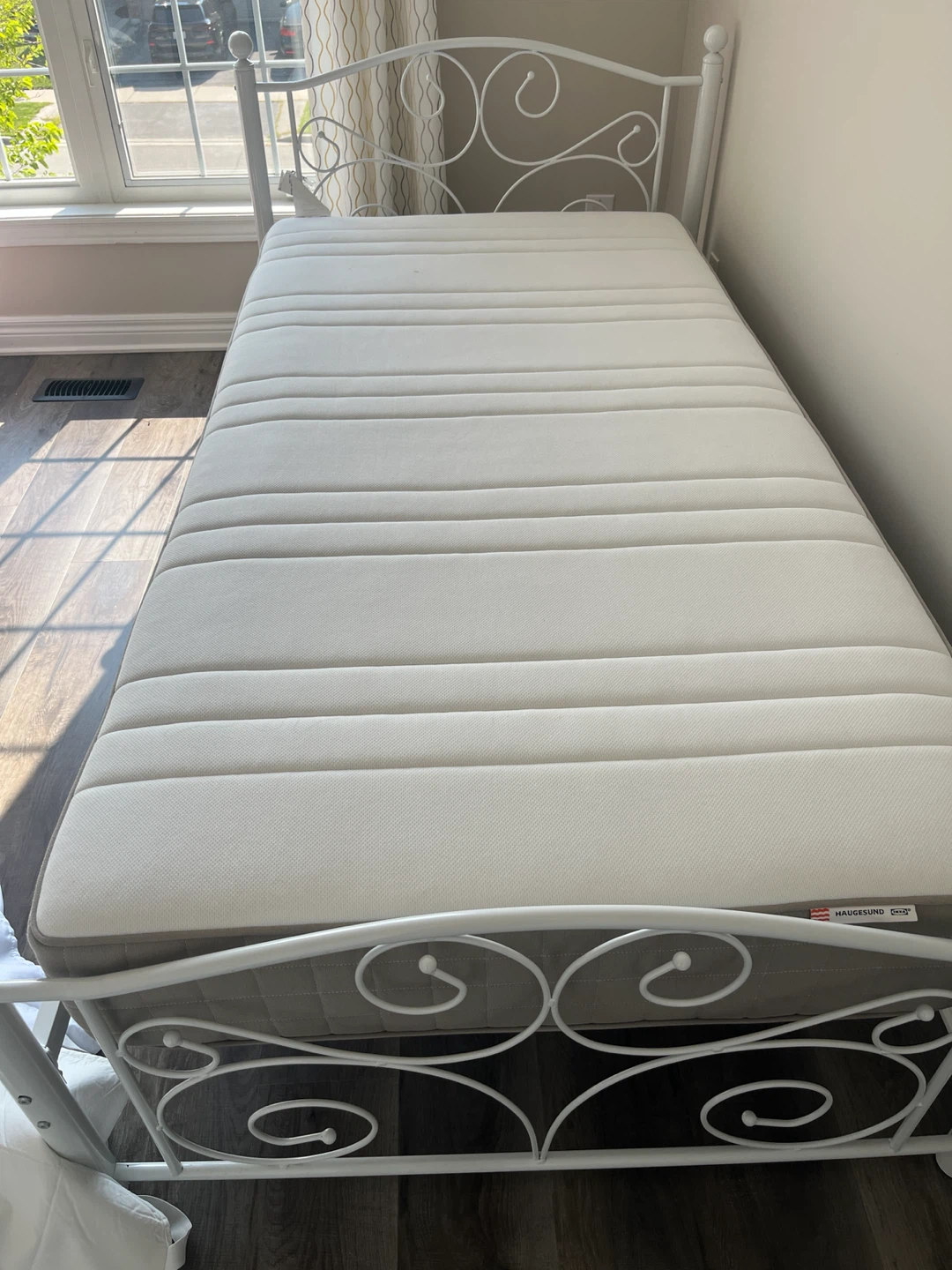 White metal twin bed - photo 5