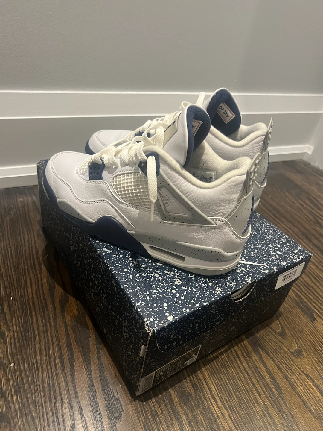 Used Jordan 4 Midnight Navy Size 9.5 with box