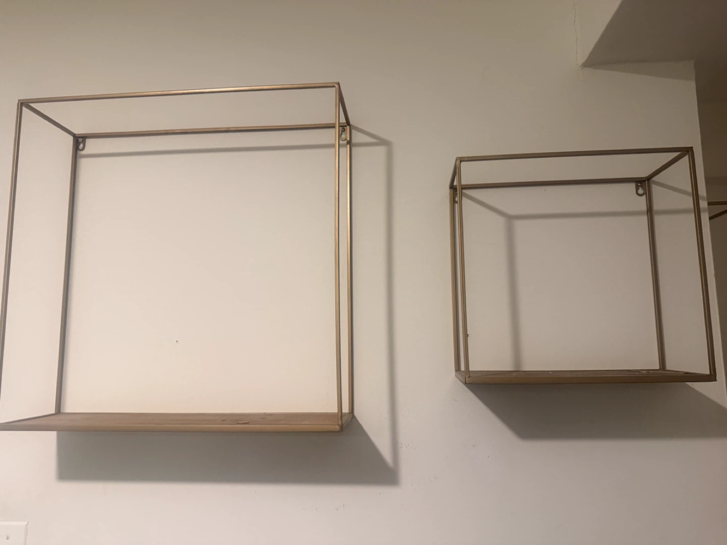 Set of two gold and wood wall shelves - photo 2