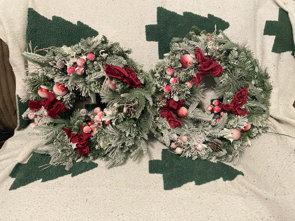 Set of Two Pre-Lit Frosted Christmas Wreaths - photo 2