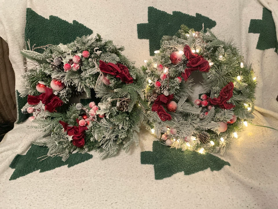 Set of Two Pre-Lit Frosted Christmas Wreaths - photo 3