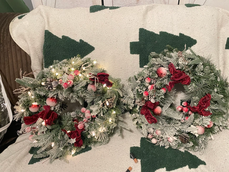 Set of Two Pre-Lit Frosted Christmas Wreaths - photo 4