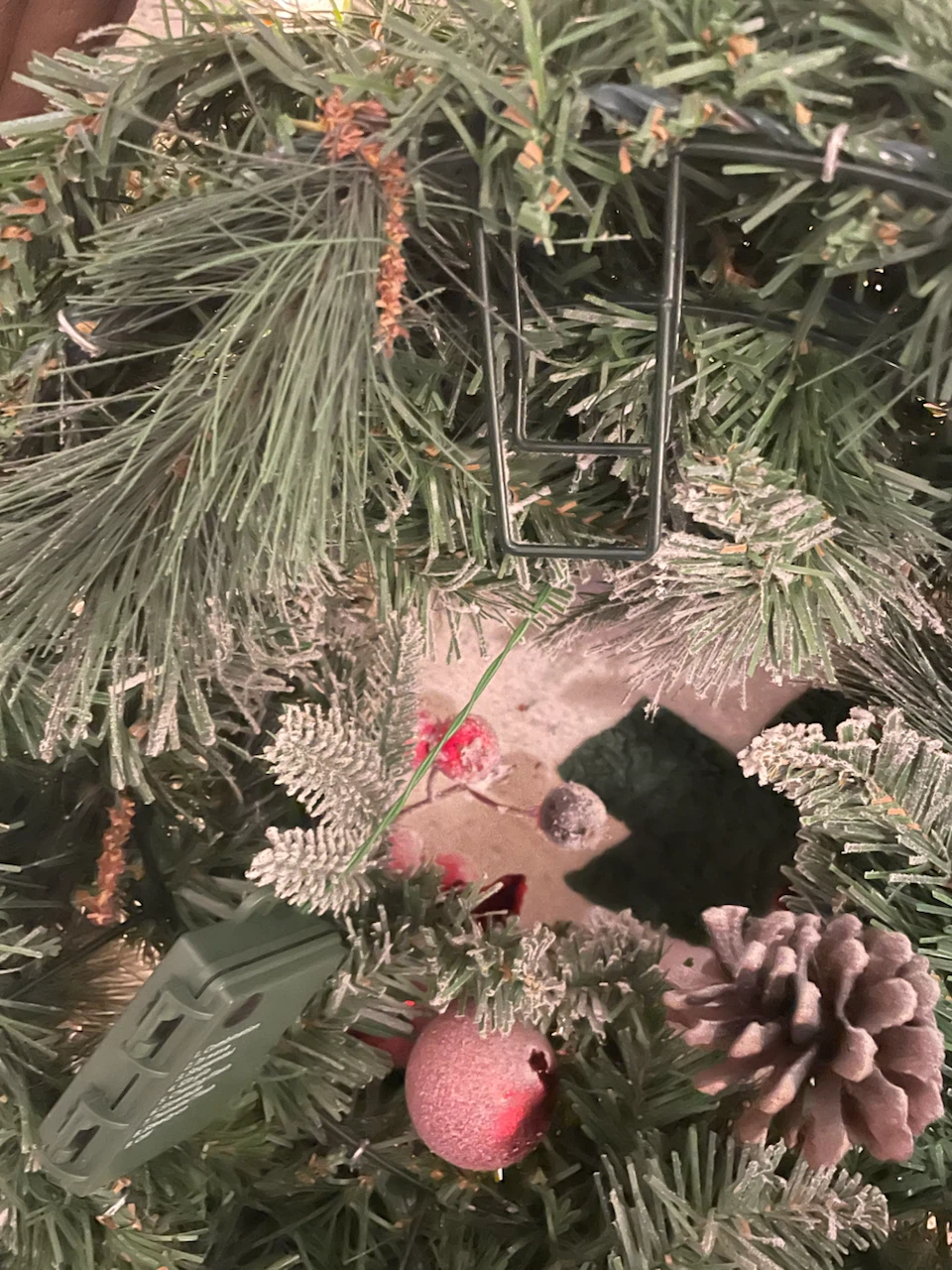Set of Two Pre-Lit Frosted Christmas Wreaths - photo 5