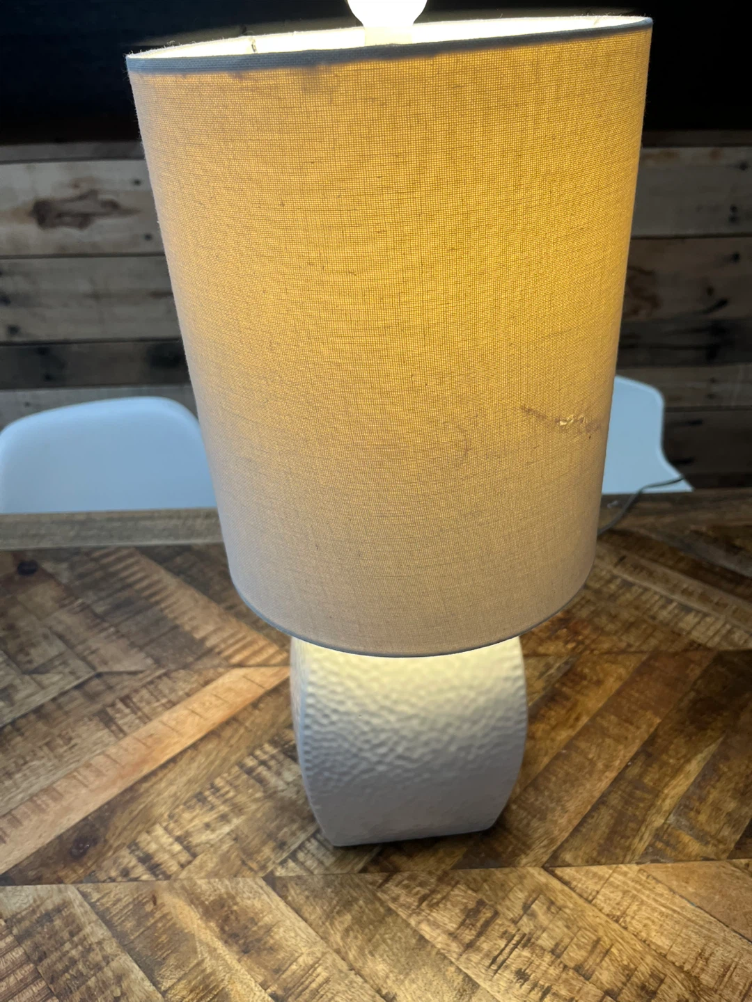 White ceramic table lamp - photo 2