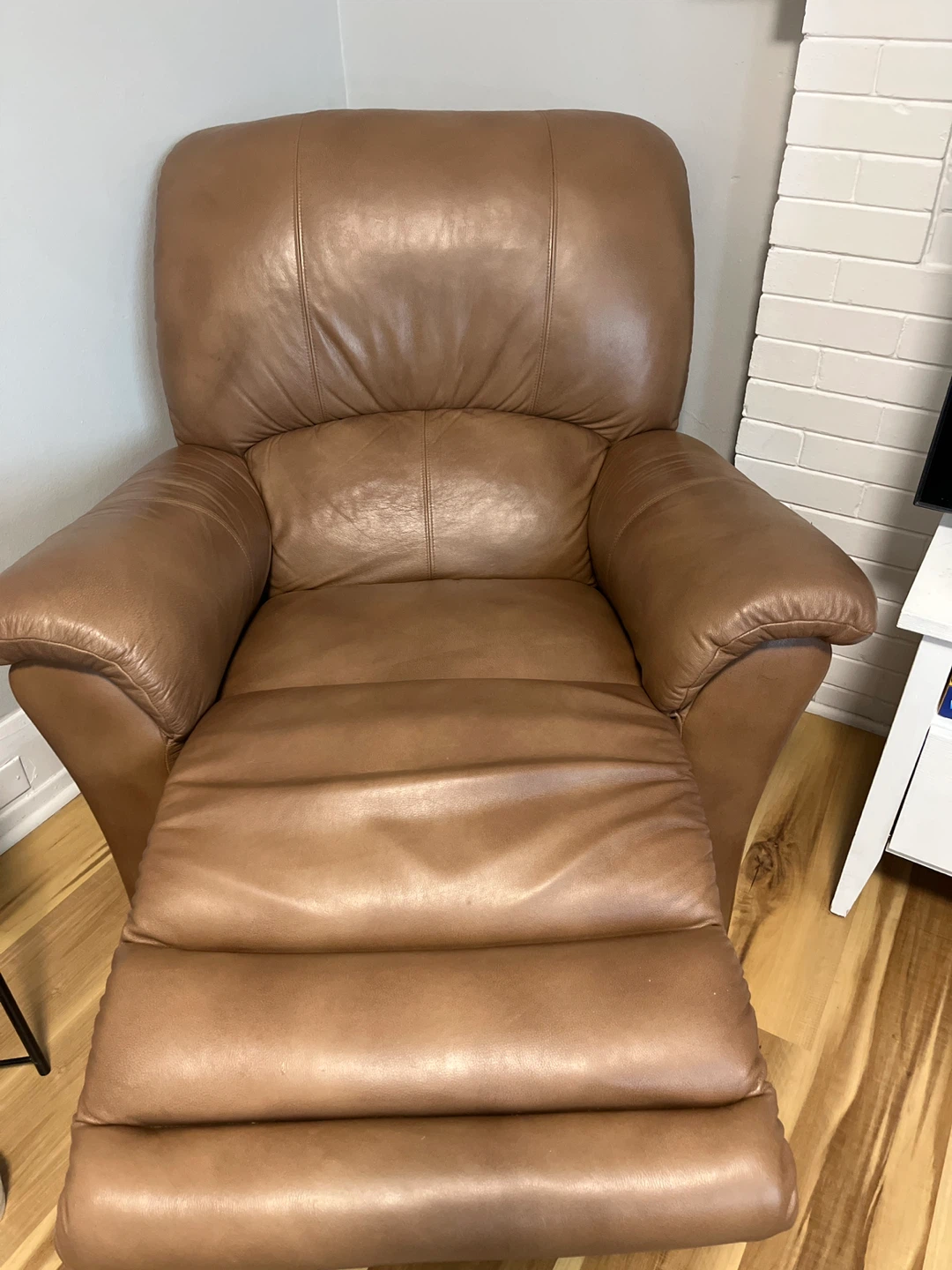 La-Z-Boy Leather Recliner - photo 2