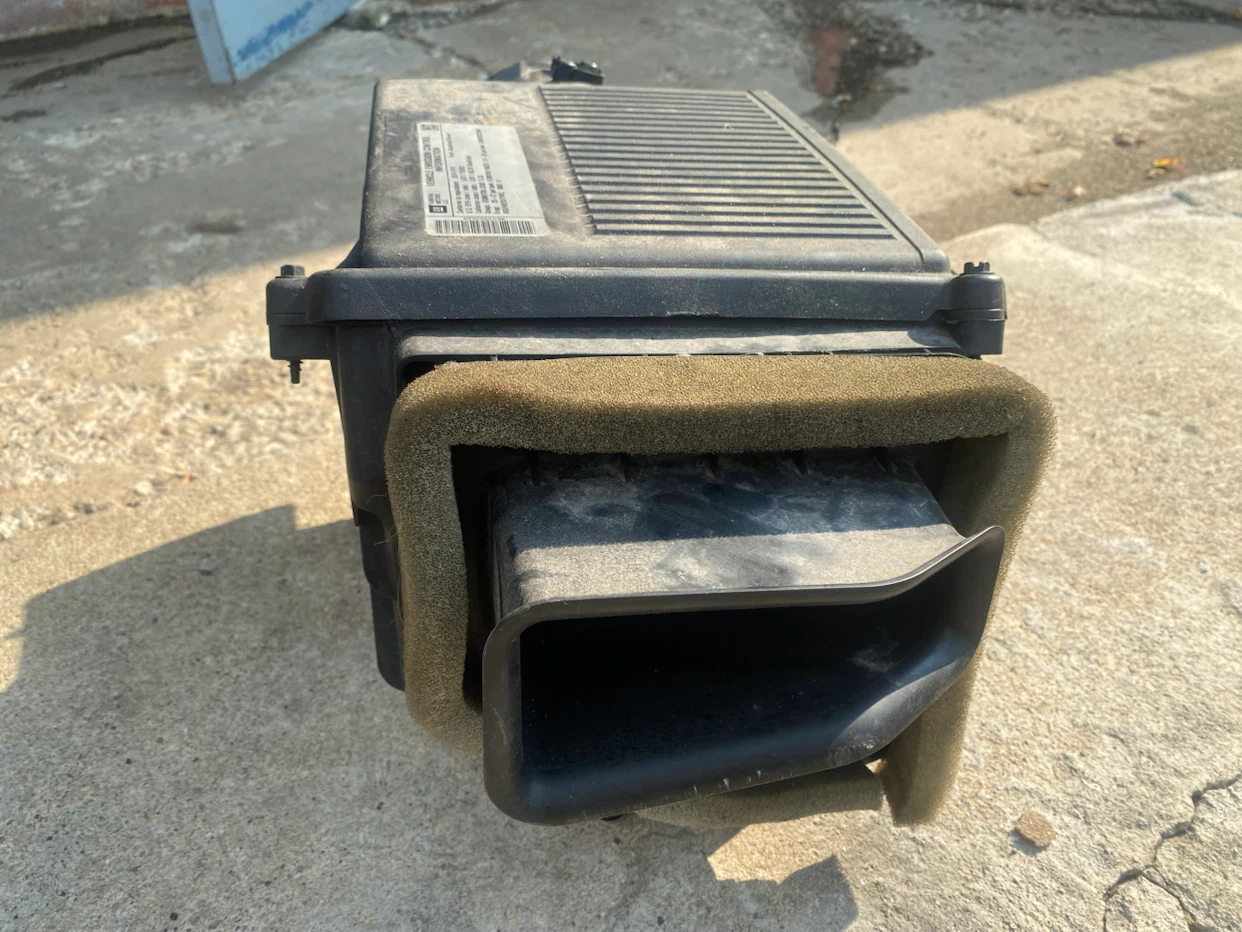 Air filter housing fit Chevy , GMC - photo 3