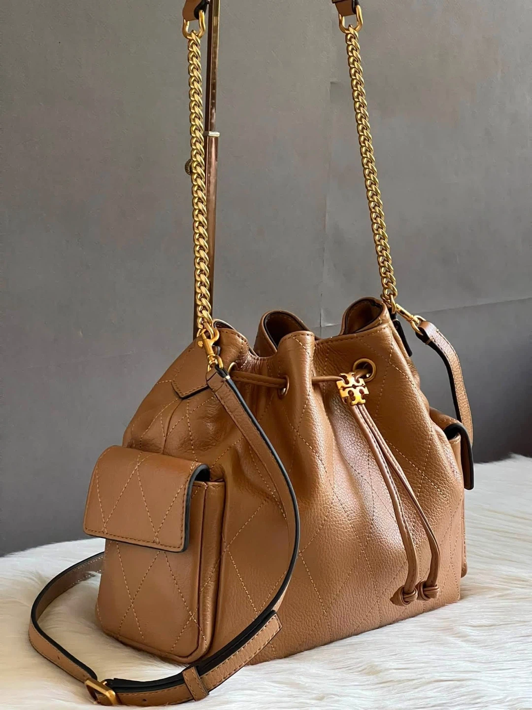 FOR SALE ‼️Tory Burch Charlie Quilted Drawstring Shoulder Bag - photo 4
