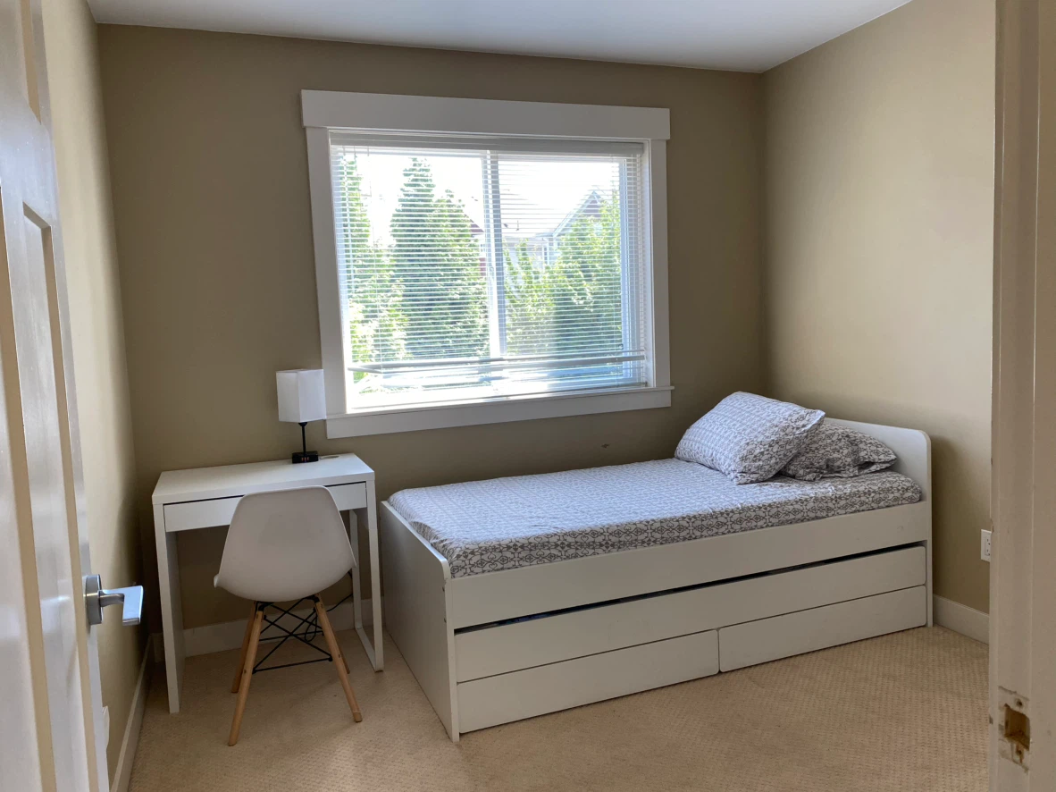 Private bedroom for rent - photo 2