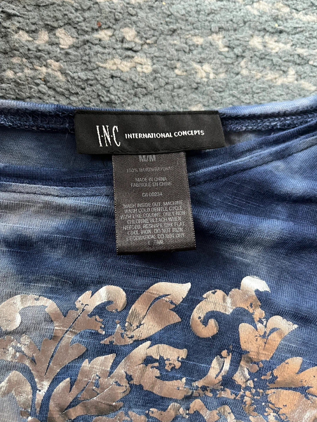 blue tie-dye top with silver design - photo 2