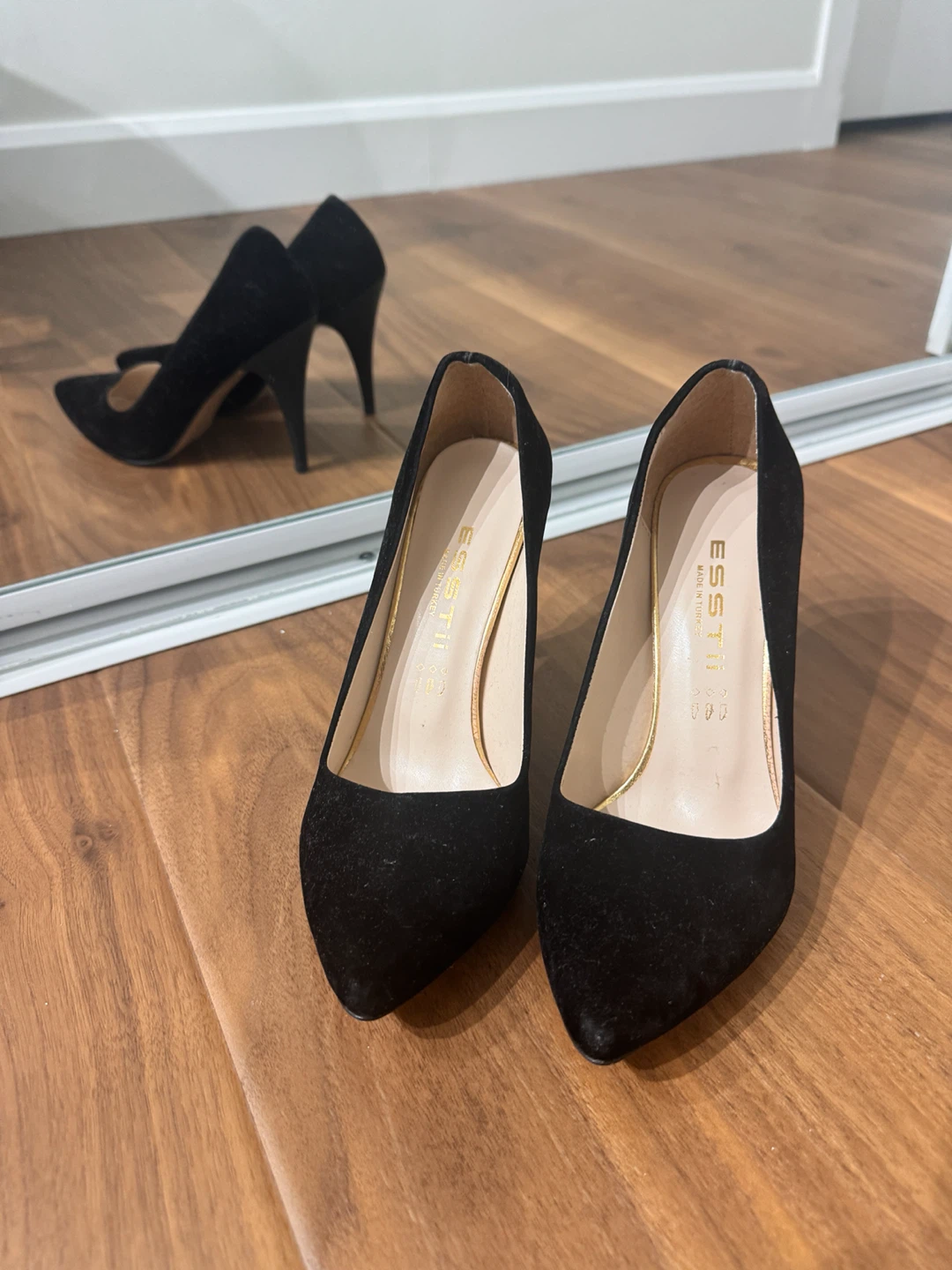 ESSTI black suede heels