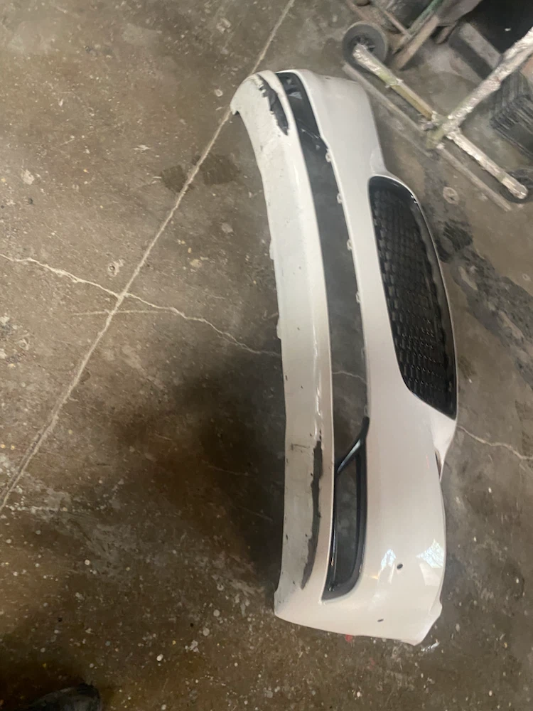 White Chrysler 300 Front Bumper Assembly - photo 2