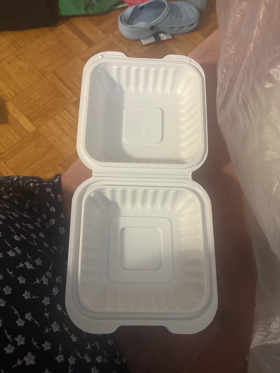 Pack of disposable white takeout containers - photo 2