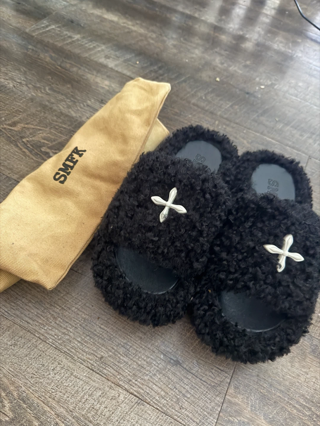 SMFK Compass Black Velvet Furry Slippers