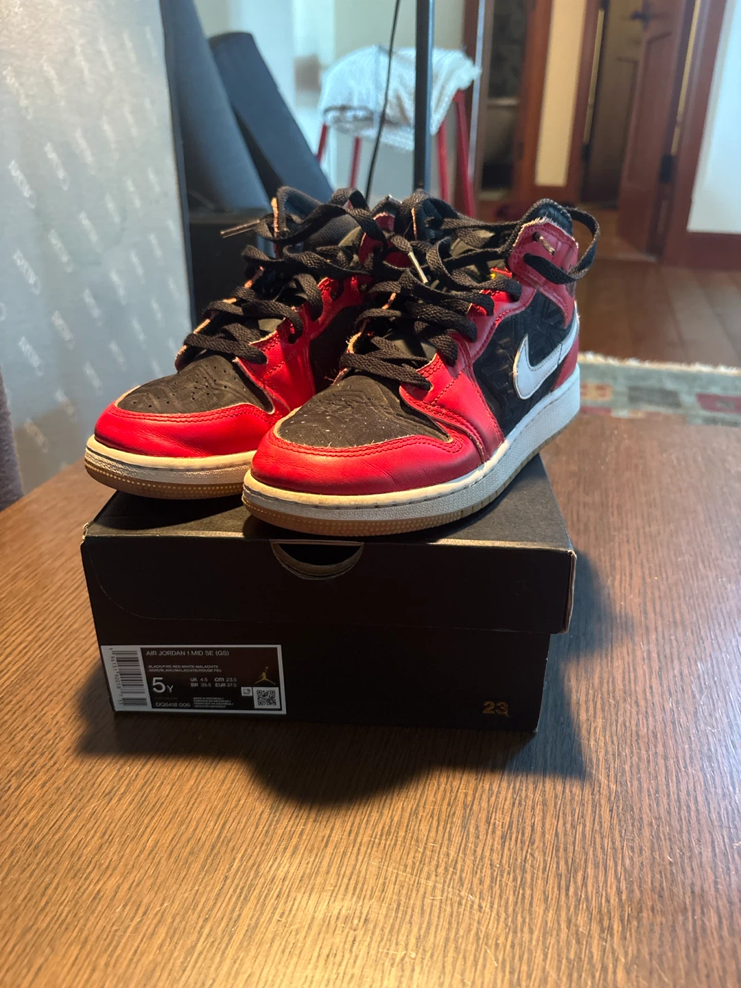 Air Jordan 1 Mid christmases