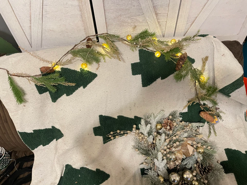 Set of 2 Lighted Christmas Wreaths and garland - photo 2